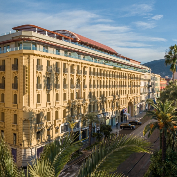 Außenansicht des gelb gestrichenen Anantara Plaza Nice Hotels