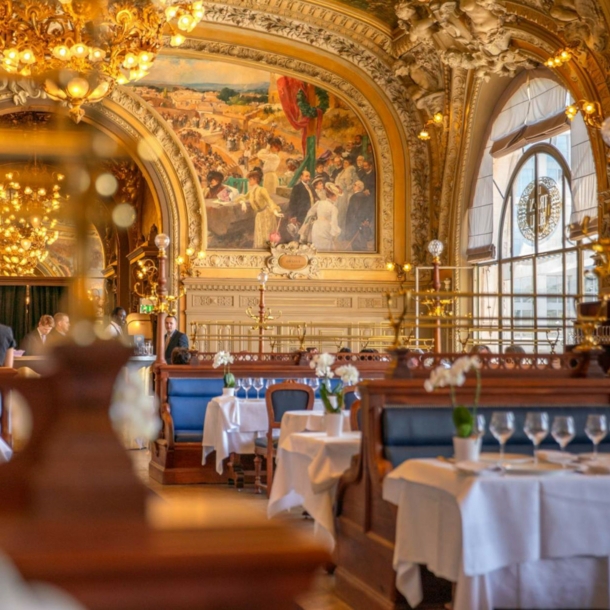 Prachtvoller Speisesaal mit goldenem Stuck sowie Wand- und Deckengemälden.