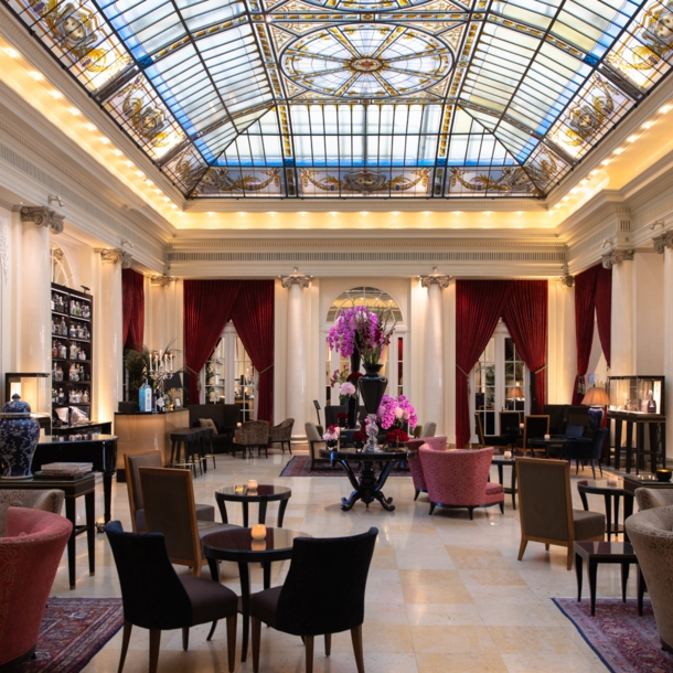 Elegante Hotellobby mit Glasdecke im Jugendstil.