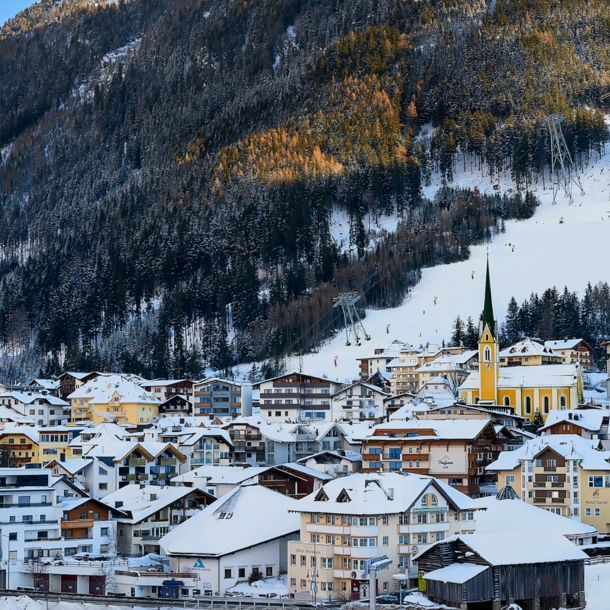 Blick auf Ischgl bei Einbruch der Dunkelheit