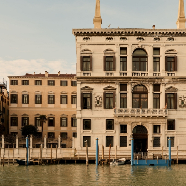 Luxushotel in einem venezianischen Palast am Kanal mit Bootsanleger.