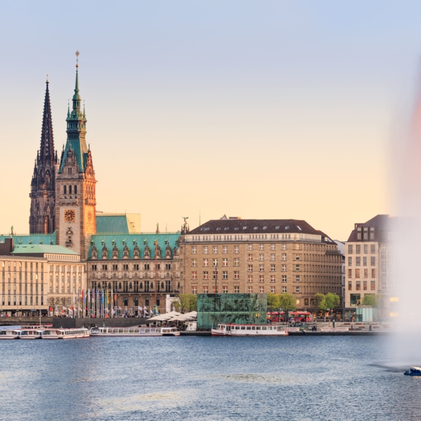 Altstadtpanorama von Hamburg am Wasser mit Fontäne.