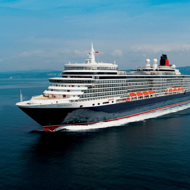 Kreuzfahrtschiff Queen Elizabeth auf dem Meer.