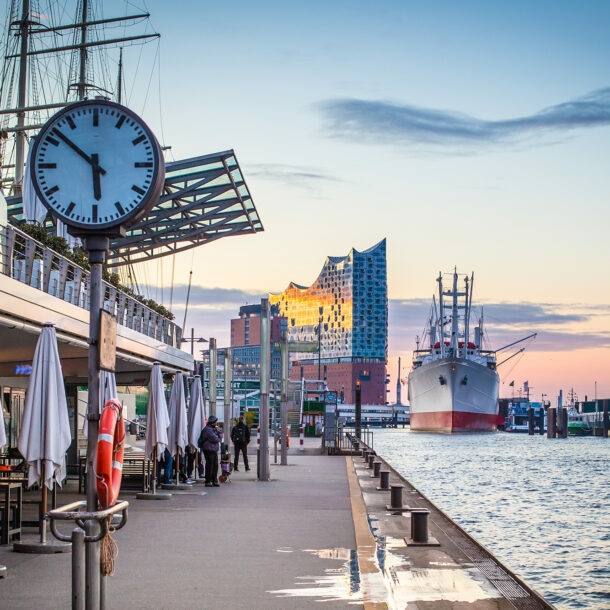 Blick in den Hamburger Hafen mit der Elbphilharmonie.