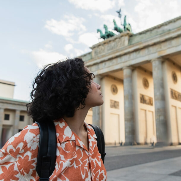 Eine junge Frau schaut auf das Brandenburger Tor