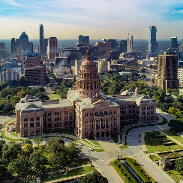 Texas State Kapitolgeböude vor der Skyline von Austin aus der Luftperspektive.