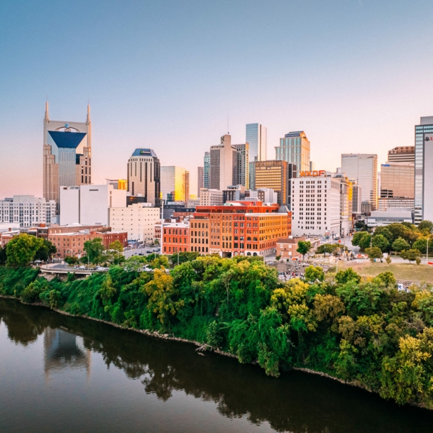 Skyline von Nashville, im Vordergrund ein Park am Fluss.