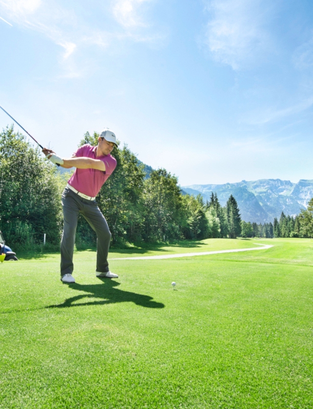 Ein Mann holt zum Schlag auf dem Golfplatz Achensee aus