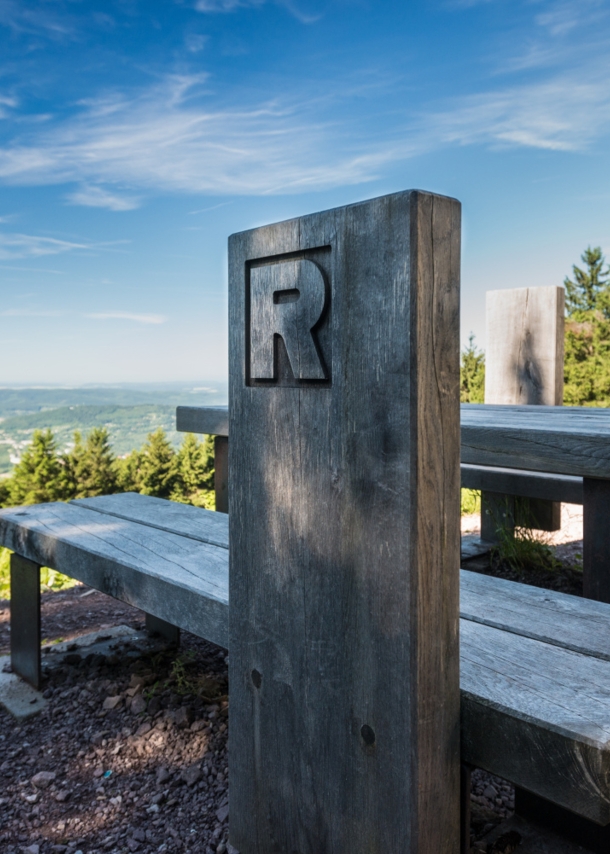 Eine Sitzgruppe am Aussichtspunkt Plänkers Aussicht im Thüringer Wald