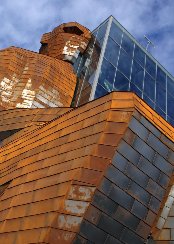 Museumsgebäude mit Corten Stahl Statue in Leiden