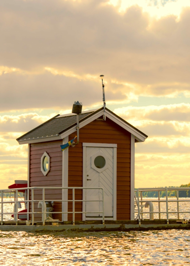 Ein kleines Haus das auf einem See schwimmt