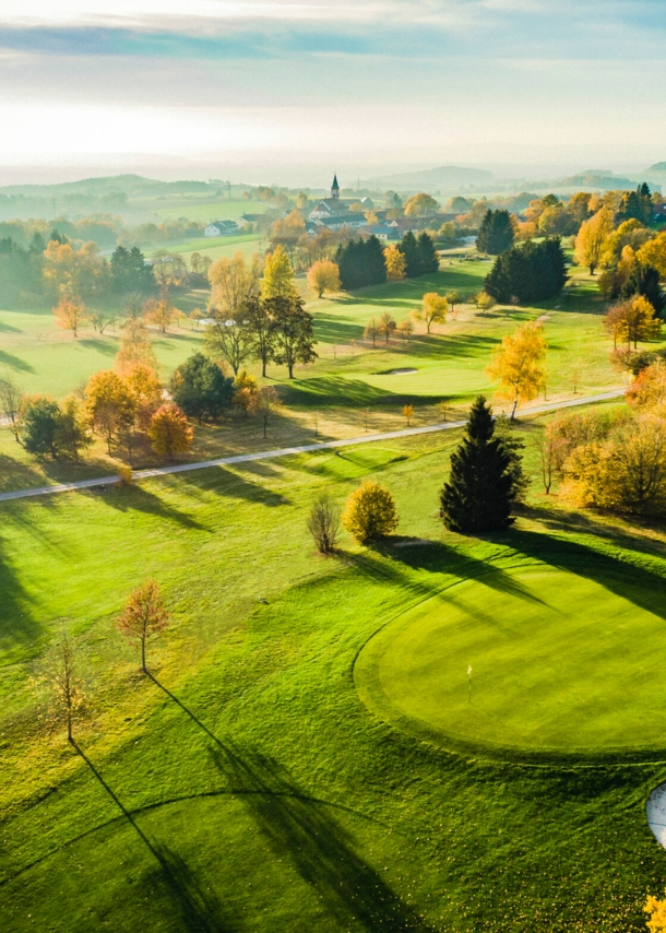 Blick auf Landschaft mit Golfplatz in der Abendsonne