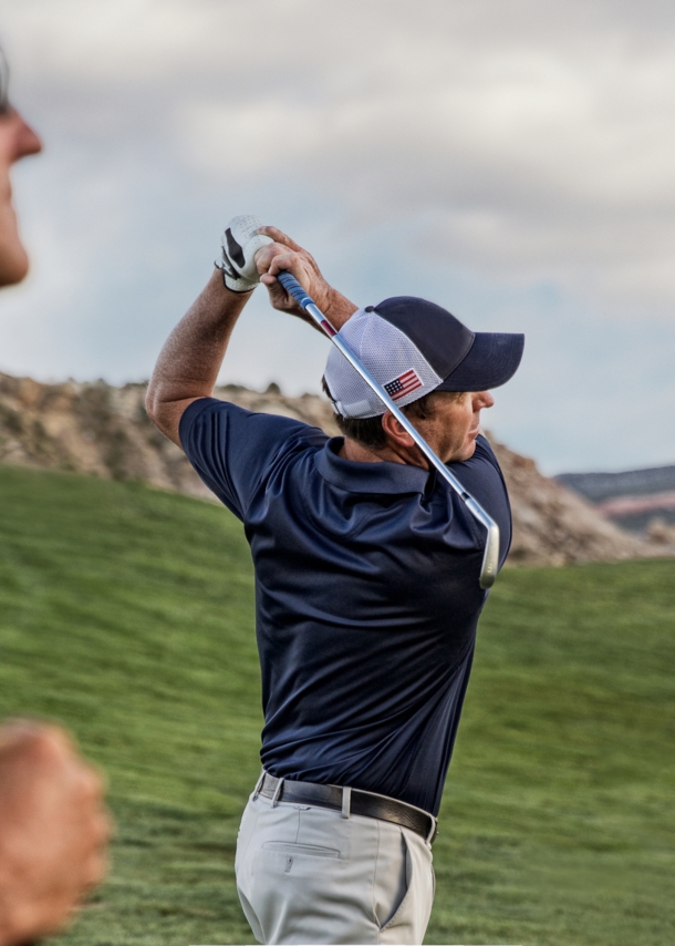 Zwei Golfer auf einem hügeligen Fairway