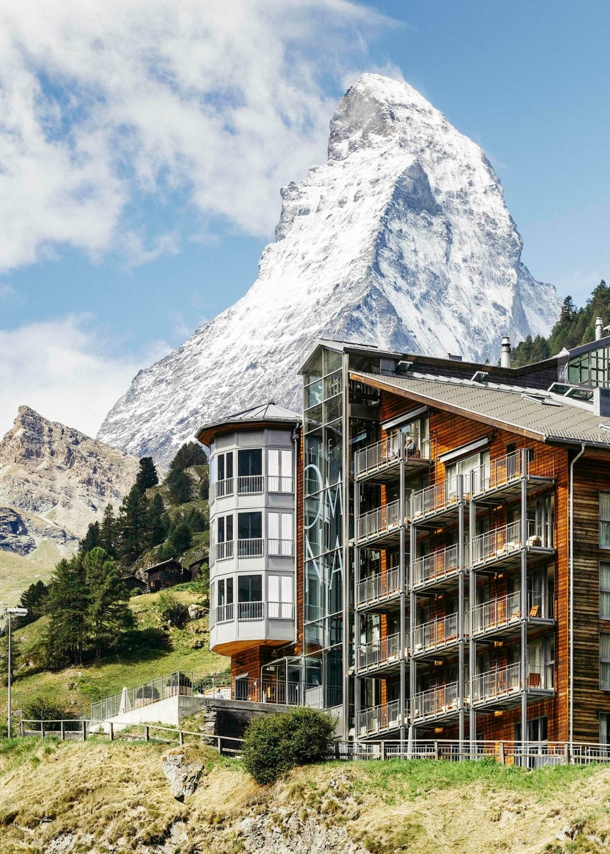 Ein moderner Hotelkomplex aus Holz in Berglandschaft