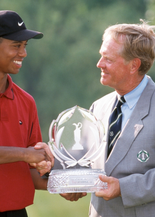 Tiger Woods bekommt Pokal von Jack Nicklaus überreicht