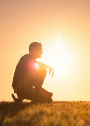 Ein Erwachsener und ein Kind gegen die Sonne fotografiert.