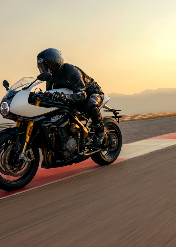 Eine Triumph Speed Triple 1200 RR fährt über eine Rennstrecke