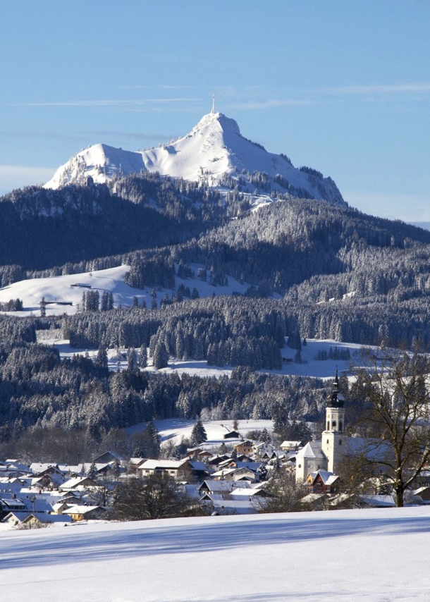 Ein idyllischer, schneebedeckter Ort am Fuße eines Berges mit Skipisten