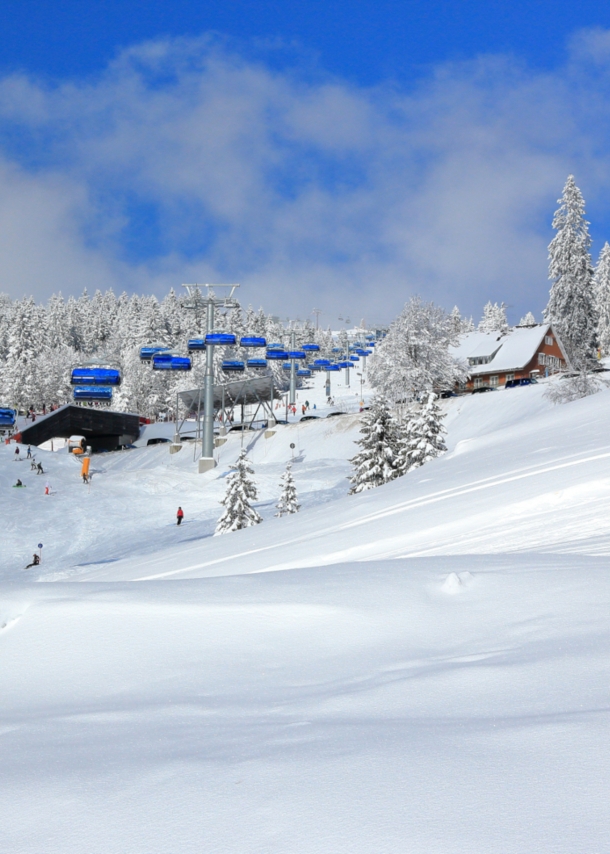 Skigebiet am Feldberg mit Sessellift und Personen auf der Piste