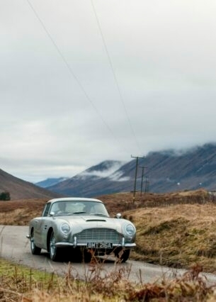 Ein Oldtimer Aston Martin DB5 von schräg vorne