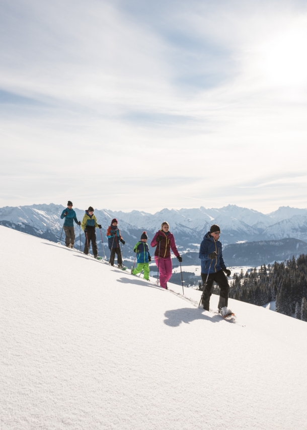 Eine Gruppe Schneeschuhwanderer geht durch den Schnee