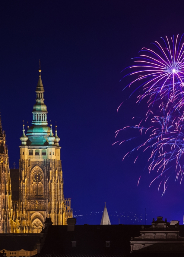 Ein Feuerwerk neben einer Kathedrale unter dem Nachthimmel