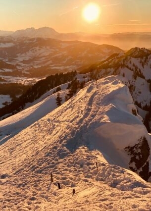 Verschneites Bergpanorama im Sonnenuntergang