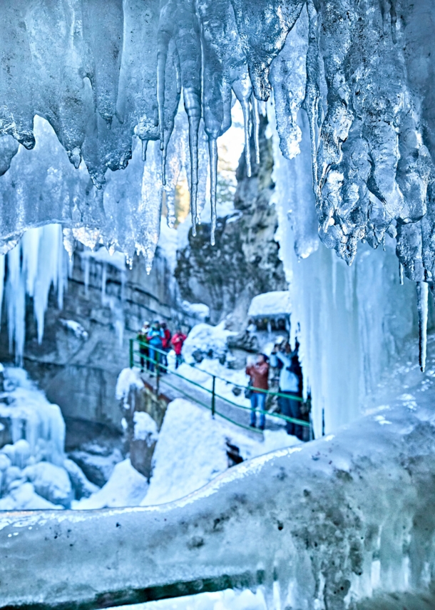 Eine Gruppe Touristen zwischen Eiszapfen.