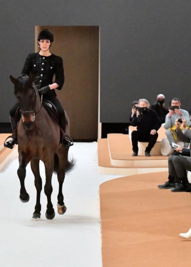 Charlotte Casiraghi reitet auf einem Pferd über den Laufsteg bei der Paris Fashion Week