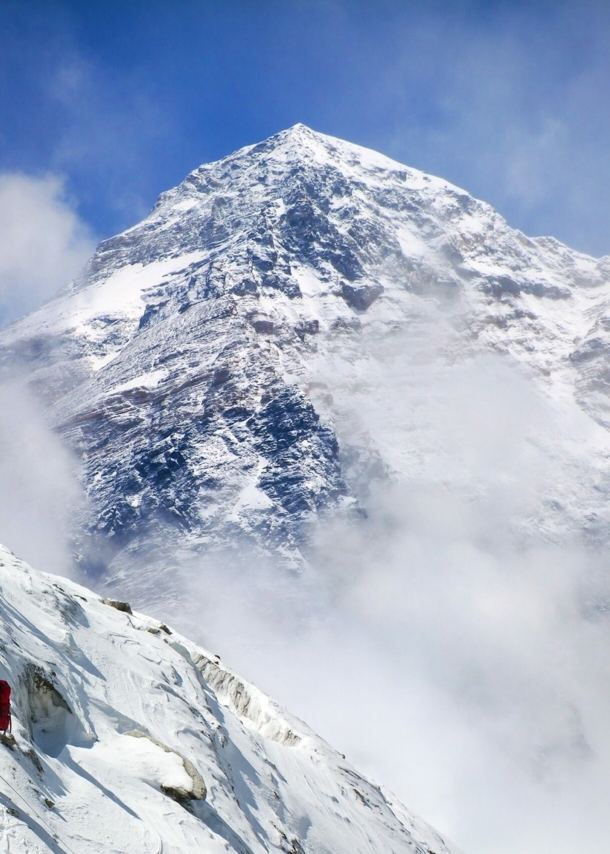 Drei Personen beim Bergsteigen am Mount Everest