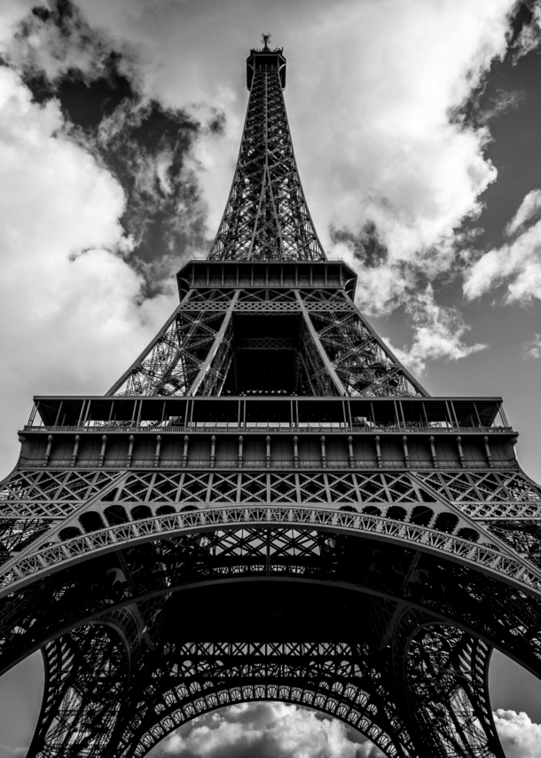 Der Eiffelturm in Paris als Schwarz-Weiß-Fotografie aus der Froschperspektive