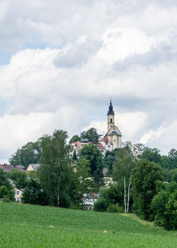 Die Wallfahrtskirche von Pleystein auf dem Quarzfelsen Kreuzberg