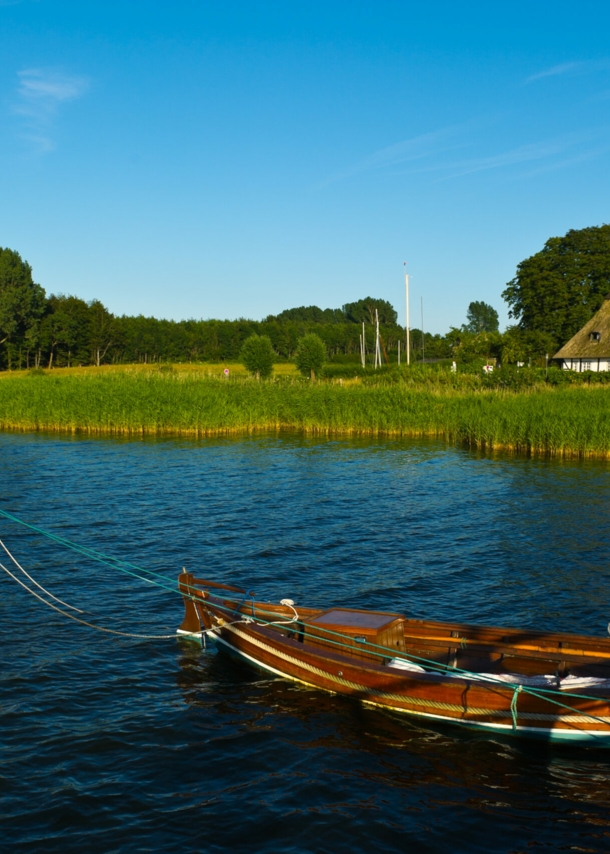 Reetdachhaus und Boot an der Schlei