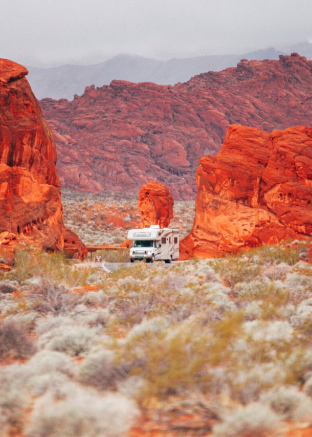 Ein Campervan fährt durch das Valley of Fire in Nevada