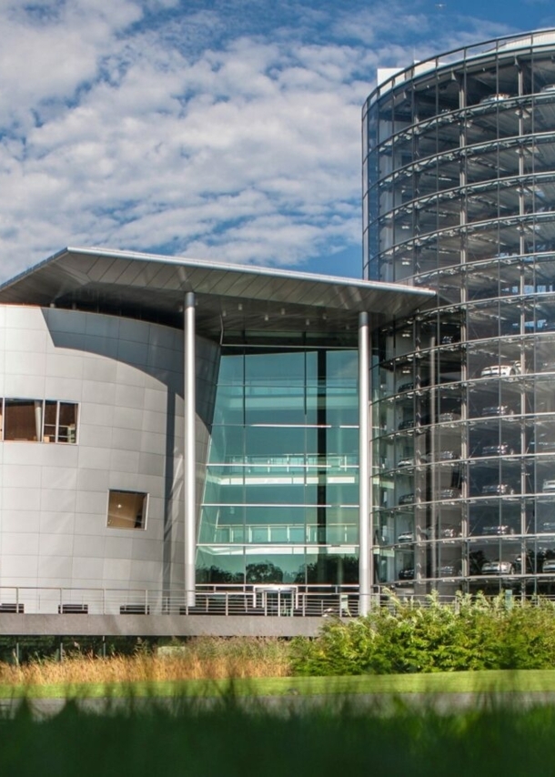 Die Gläserne Manufaktur in Dresden von außen