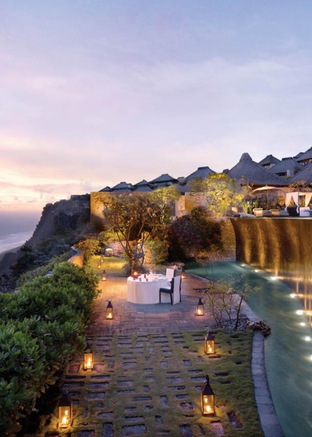 Langgezogener Pool unterhalb des Bulgari Resorts mit Blick auf das Meer.