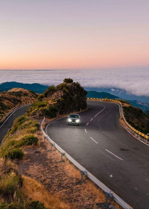 Ein Auto auf einer Küstenstraße auf Madeira