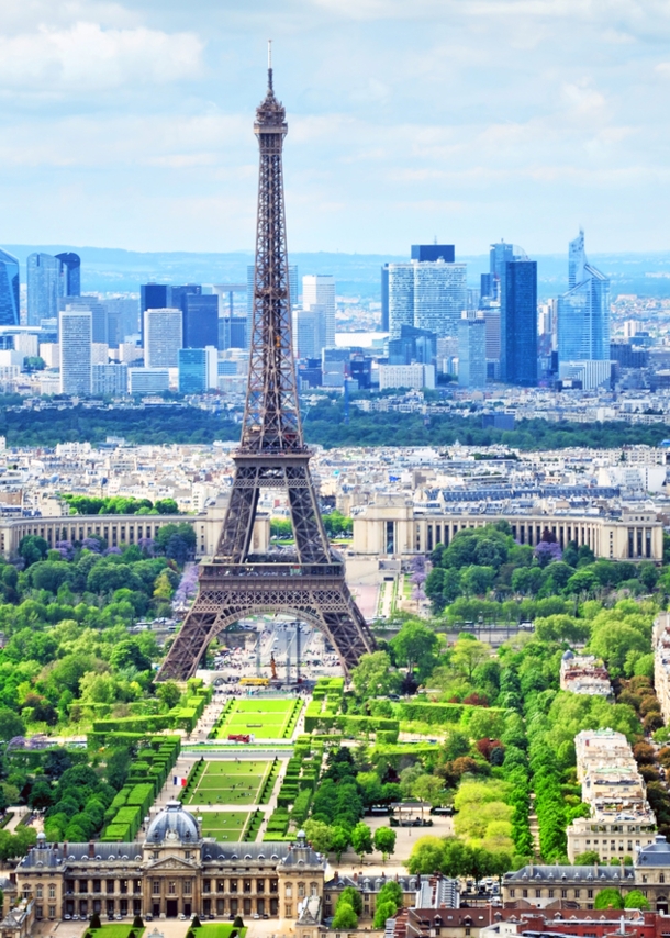 Der Eiffelturm in Paris aus der Vogelperspektive.