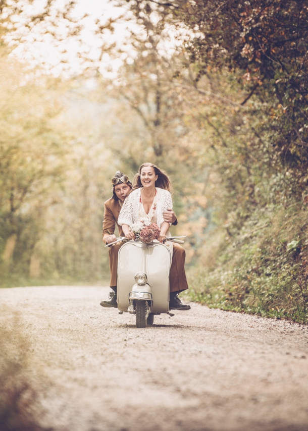 Ein junges Pärchen auf einer alten Vespa