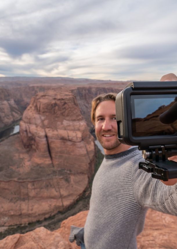 Ein Mann macht ein Selfie am Colorado River.