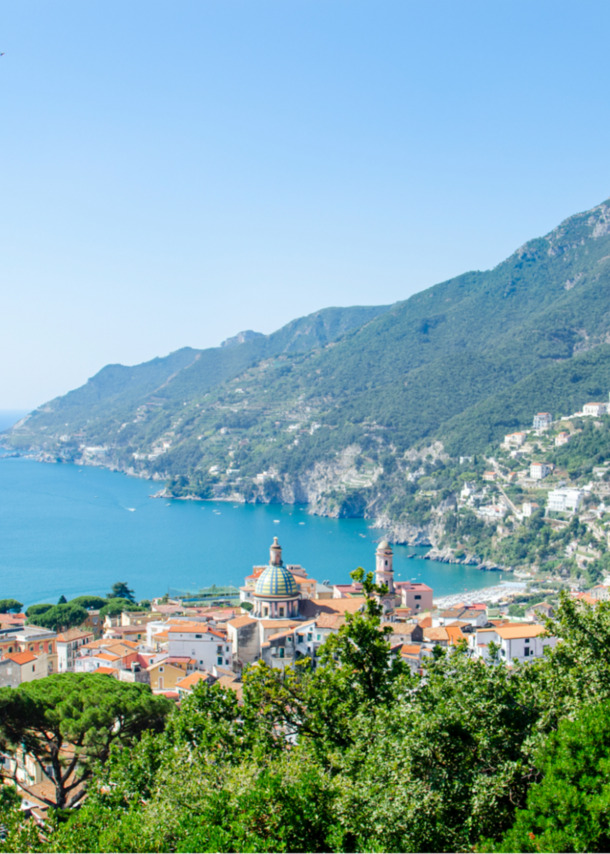 Blick über die italienische Stadt an der Amalfiküste, das Meer und Berge.