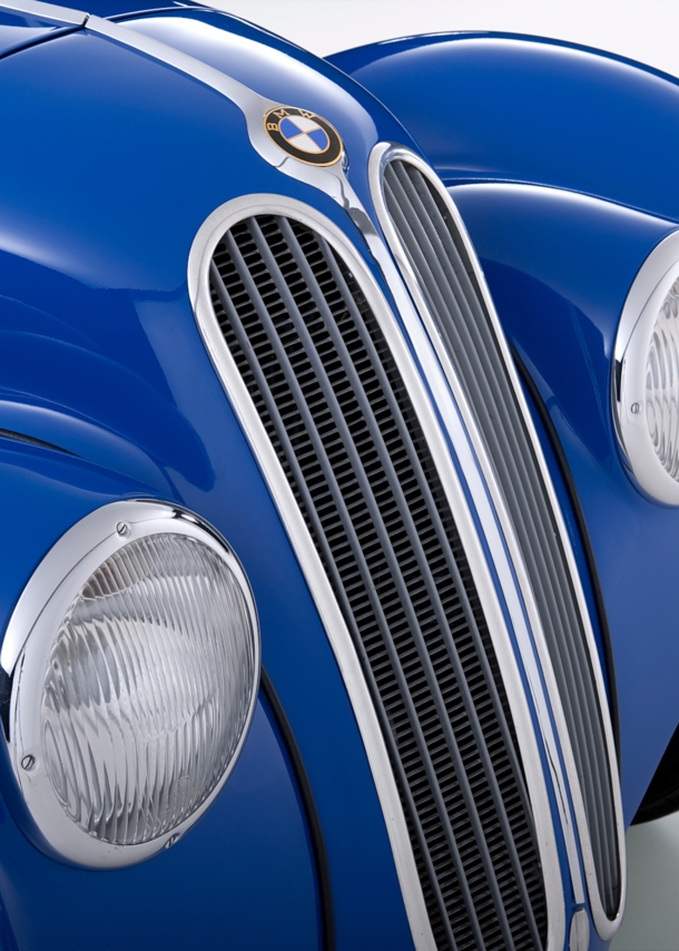 Detailaufnahme der Front eines blauen Oldtimers