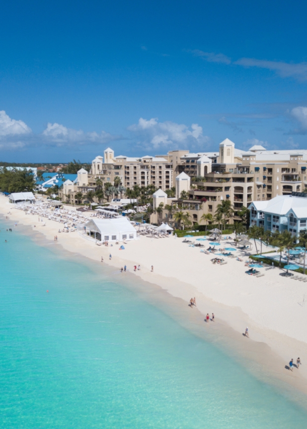 Ein imposanter Hotelkomplex direkt am Strand mit Blick aufs türkisblaue Meer.