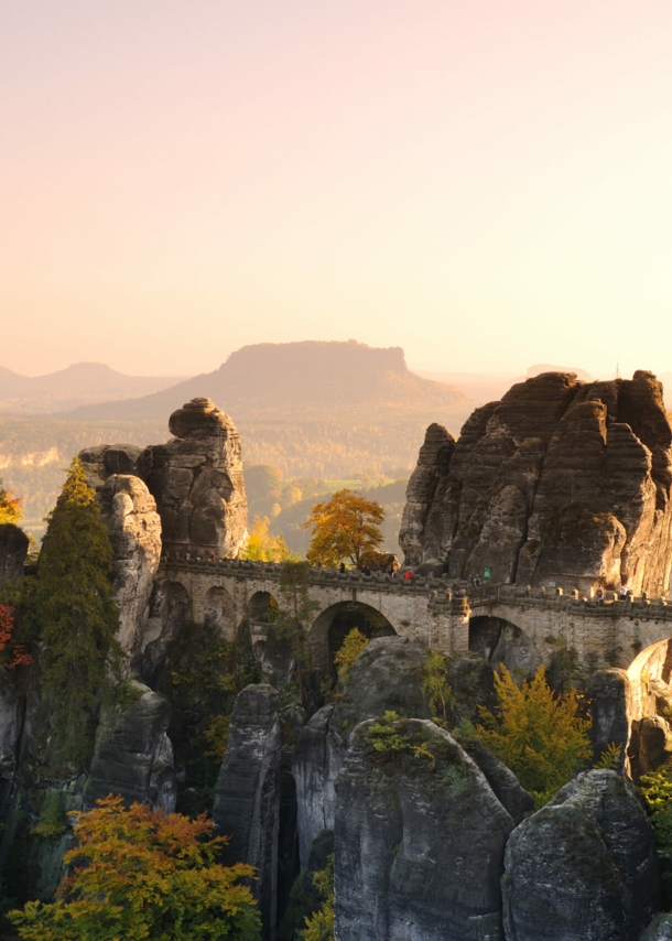 Blick über die Bastei im Elbsandsteingebirge in der Sächsisch-Böhmischen Schweiz