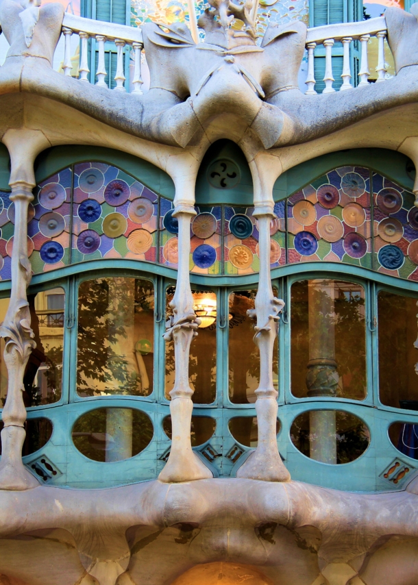 Außenansicht eines geschwungenen Fensters der Casa Battló