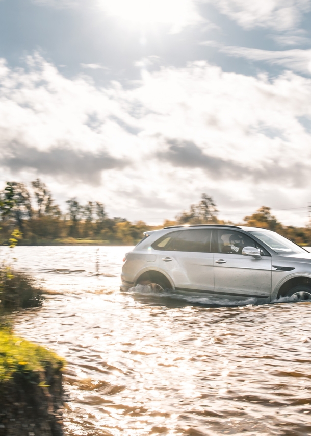 Ein SUV fährt durchs Wasser