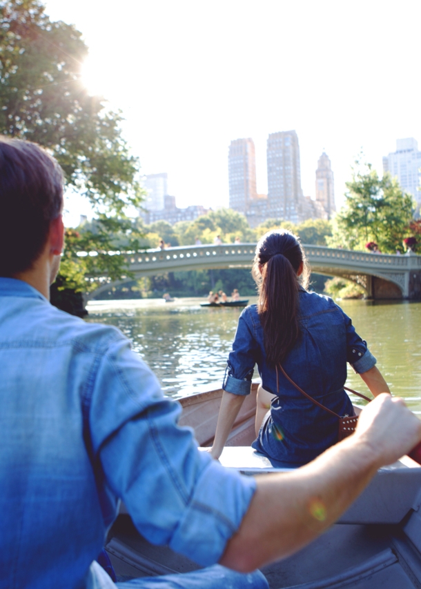 Ein Paar rudert durch den Central Park