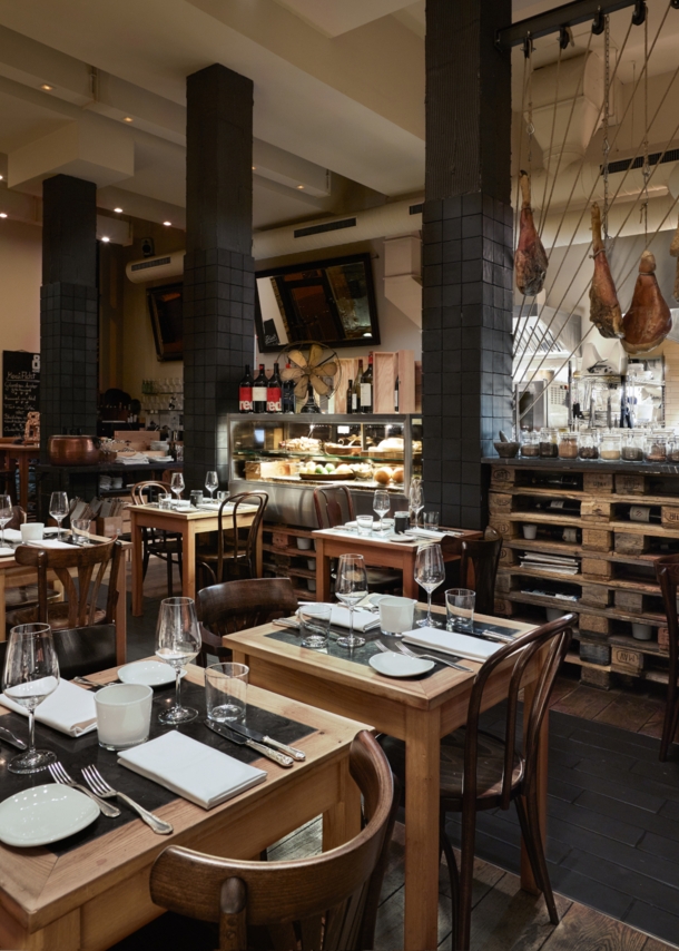 Gedeckte Holztische in der Weinbar ACHT in Köln