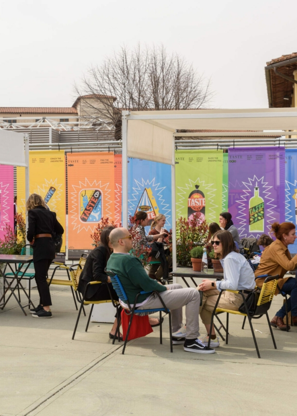 Terrasse mit Besuchern auf der Pitti Taste Messe