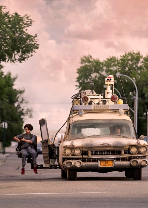 Szene aus einem Film mit einem alten ramponierten Auto auf einer Straße